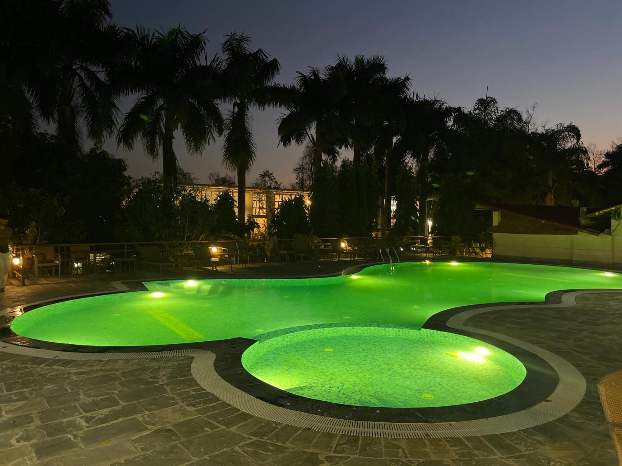 Royal Tiger Luxury Resort 4 Star Sauraha Kültér fotó