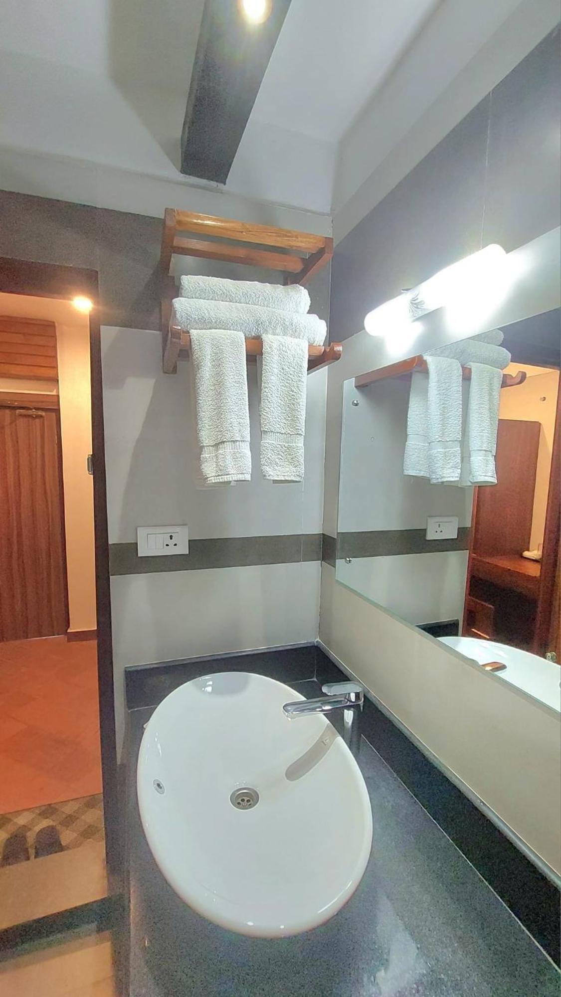 Royal Tiger Luxury Resort 4 Star Sauraha Kültér fotó